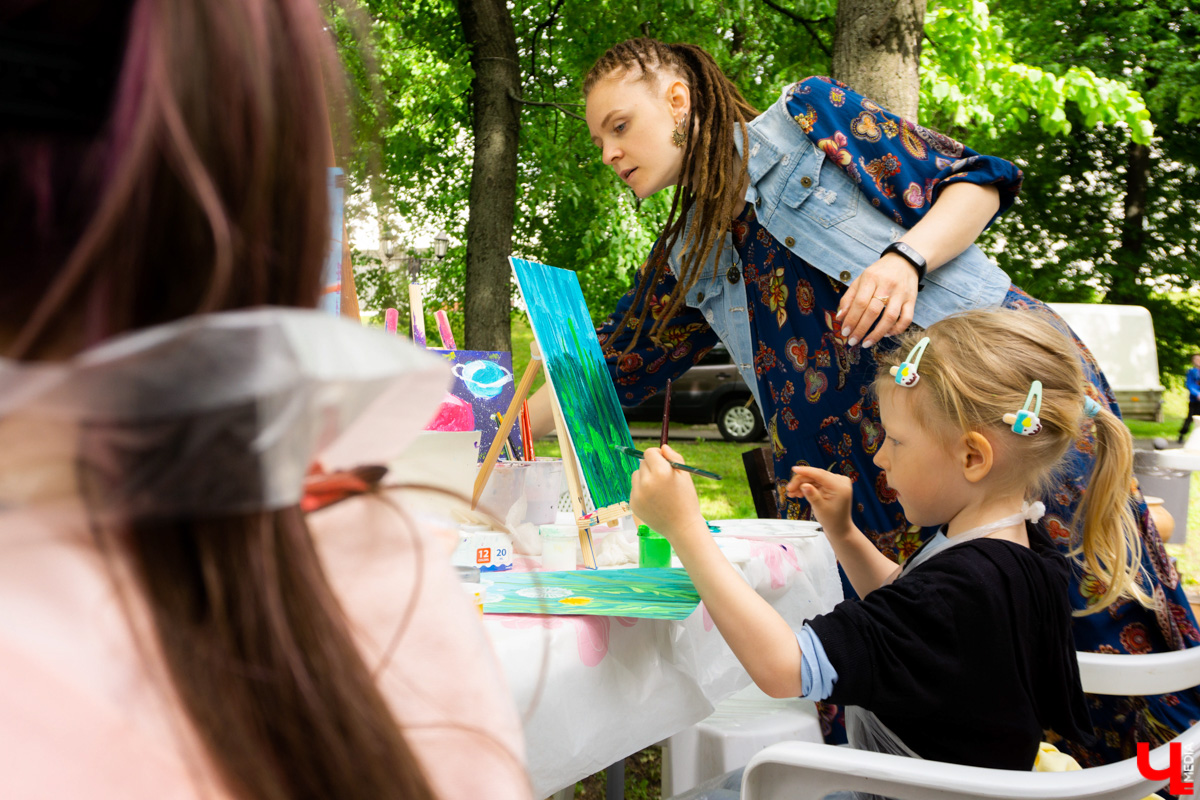 В минувшие выходные «реки» своими «руками» в десятый раз обняли главную туристическую локацию города - парк Пушкина. Более 200 мастеров из нескольких регионов страны представили свои работы на масштабной ярмарке. О хендмейд-находках, привлекших внимание владимирцев, читайте в репортаже «Ключ-Медиа».