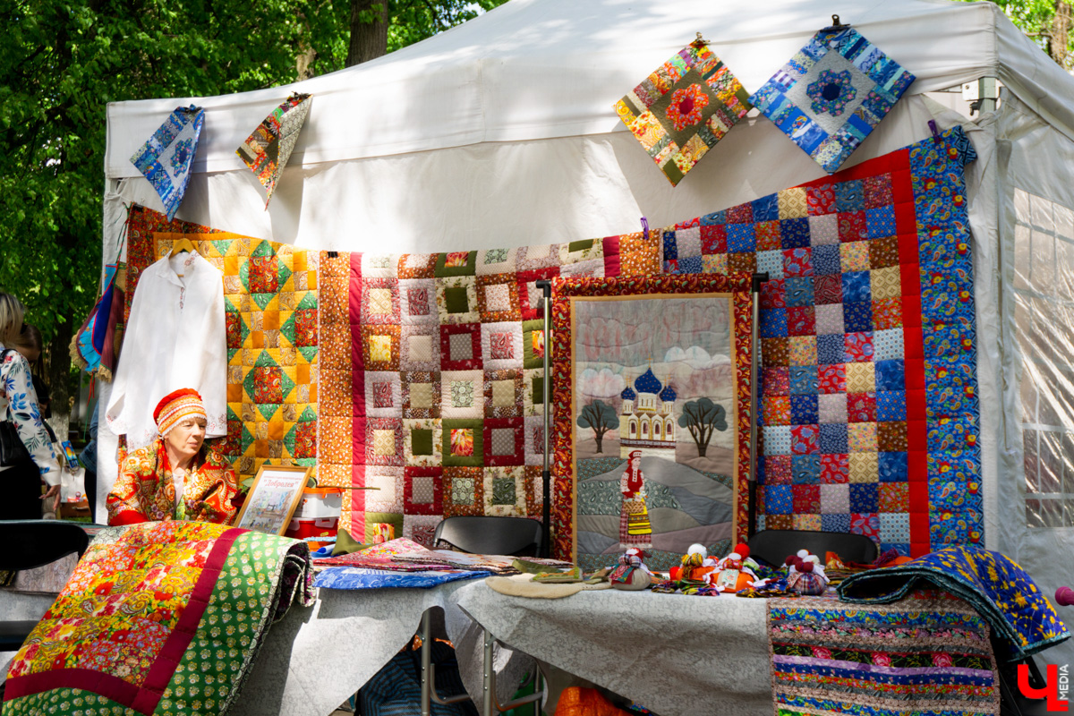 В минувшие выходные «реки» своими «руками» в десятый раз обняли главную туристическую локацию города - парк Пушкина. Более 200 мастеров из нескольких регионов страны представили свои работы на масштабной ярмарке. О хендмейд-находках, привлекших внимание владимирцев, читайте в репортаже «Ключ-Медиа».