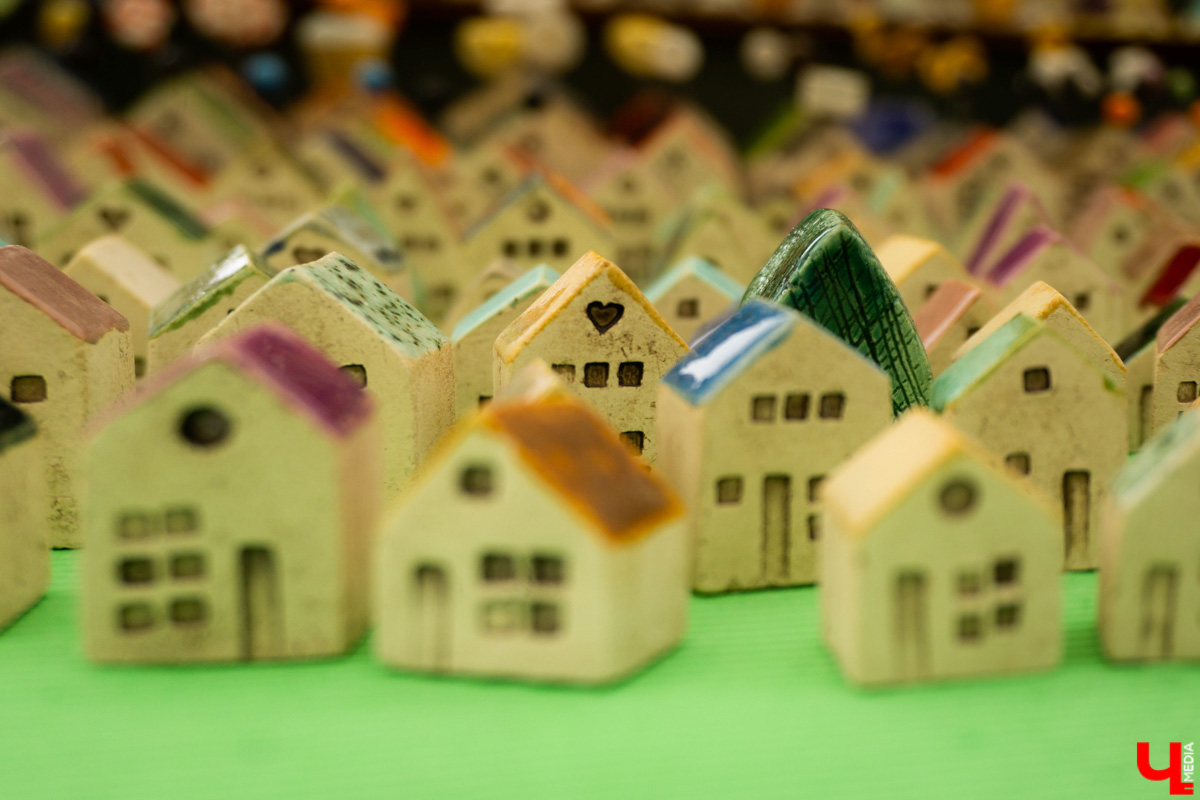 В минувшие выходные «реки» своими «руками» в десятый раз обняли главную туристическую локацию города - парк Пушкина. Более 200 мастеров из нескольких регионов страны представили свои работы на масштабной ярмарке. О хендмейд-находках, привлекших внимание владимирцев, читайте в репортаже «Ключ-Медиа».