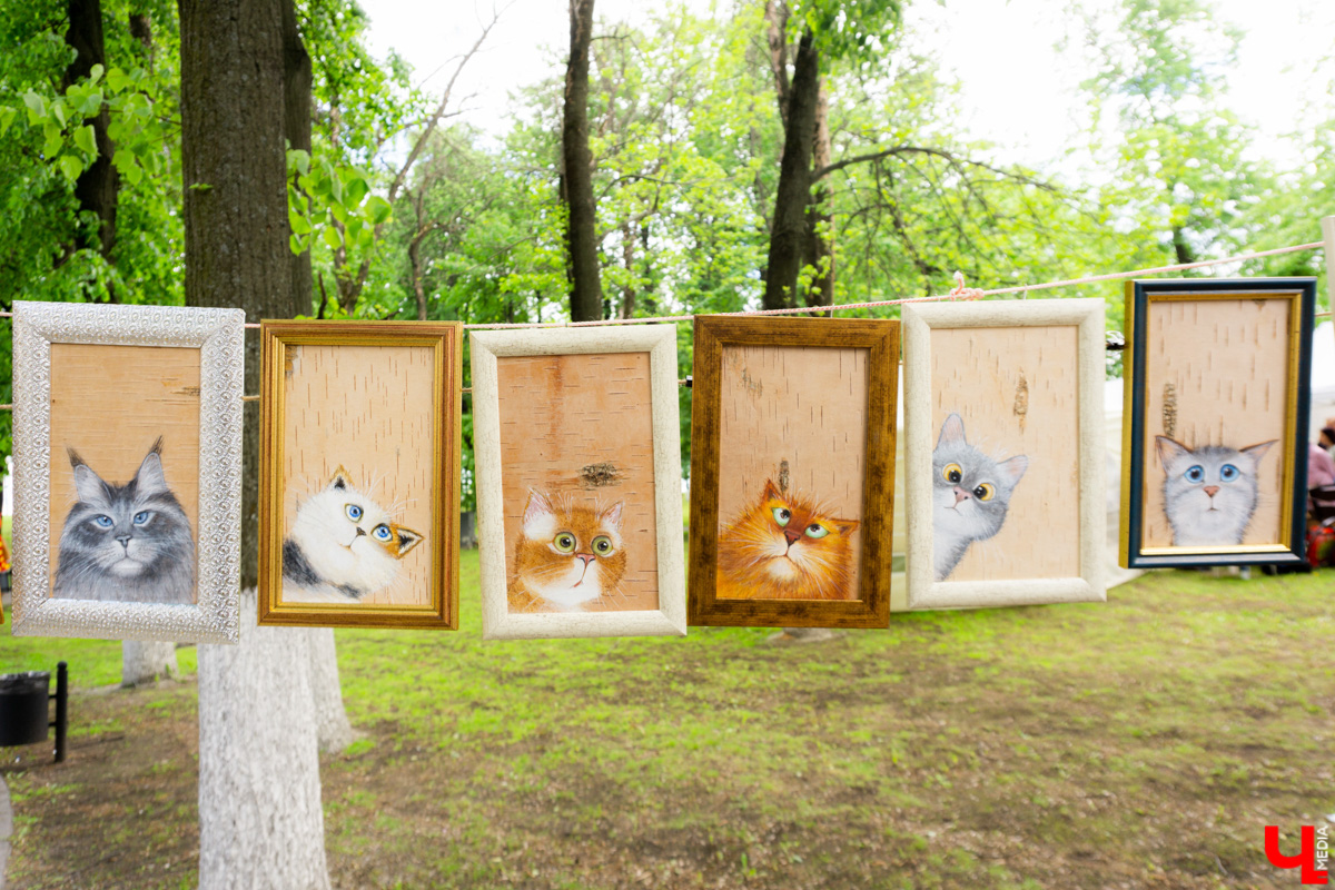 В минувшие выходные «реки» своими «руками» в десятый раз обняли главную туристическую локацию города - парк Пушкина. Более 200 мастеров из нескольких регионов страны представили свои работы на масштабной ярмарке. О хендмейд-находках, привлекших внимание владимирцев, читайте в репортаже «Ключ-Медиа».