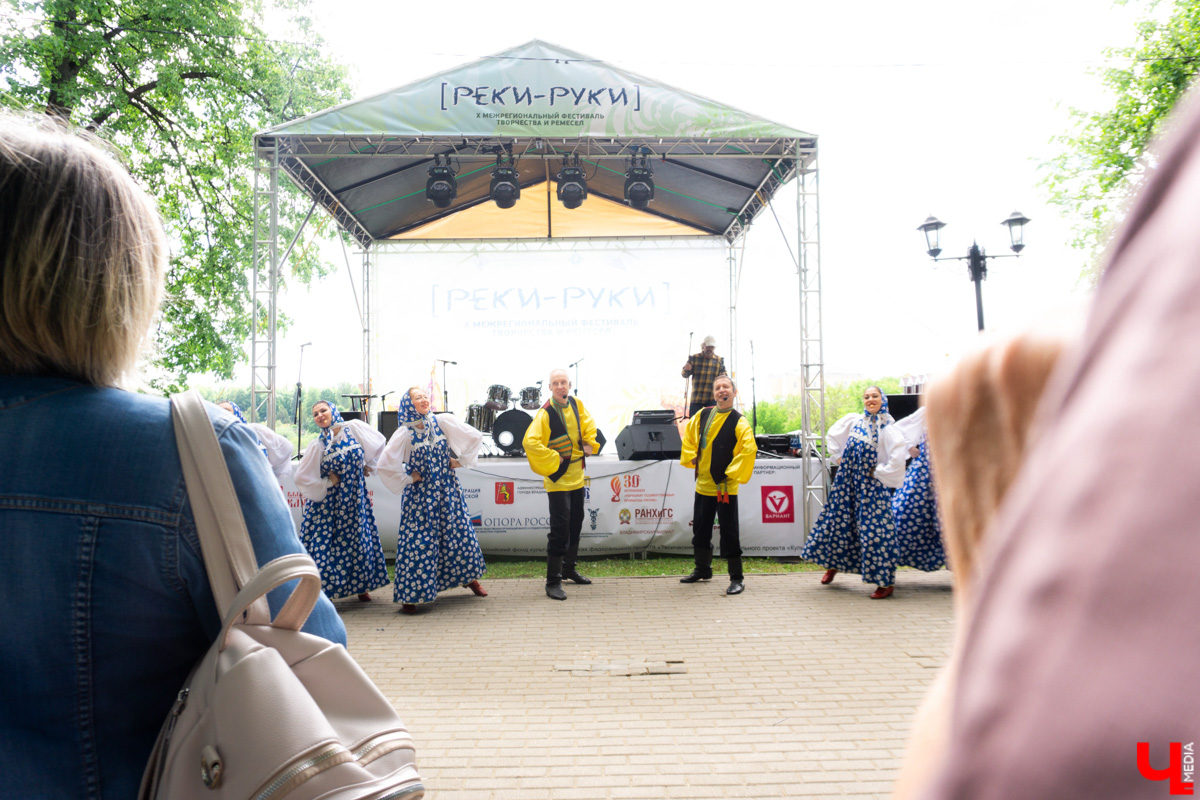 В минувшие выходные «реки» своими «руками» в десятый раз обняли главную туристическую локацию города - парк Пушкина. Более 200 мастеров из нескольких регионов страны представили свои работы на масштабной ярмарке. О хендмейд-находках, привлекших внимание владимирцев, читайте в репортаже «Ключ-Медиа».