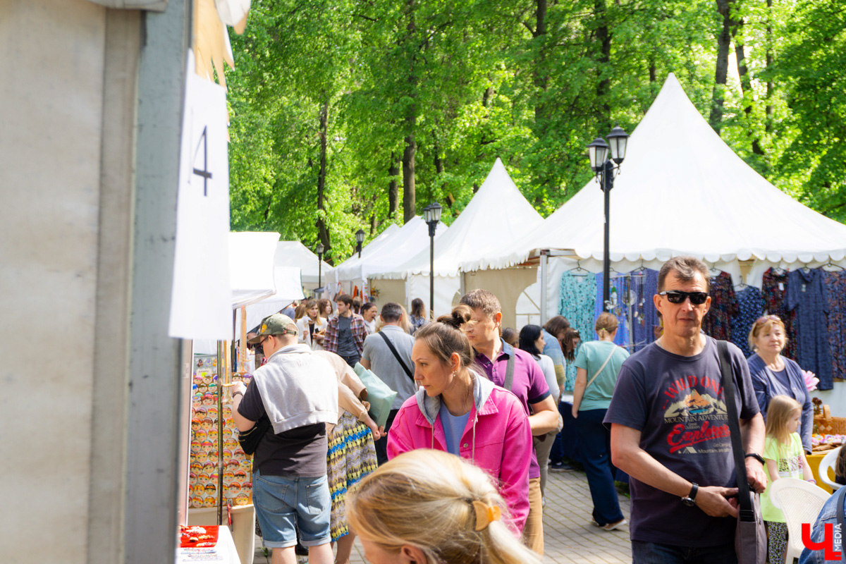 В минувшие выходные «реки» своими «руками» в десятый раз обняли главную туристическую локацию города - парк Пушкина. Более 200 мастеров из нескольких регионов страны представили свои работы на масштабной ярмарке. О хендмейд-находках, привлекших внимание владимирцев, читайте в репортаже «Ключ-Медиа».