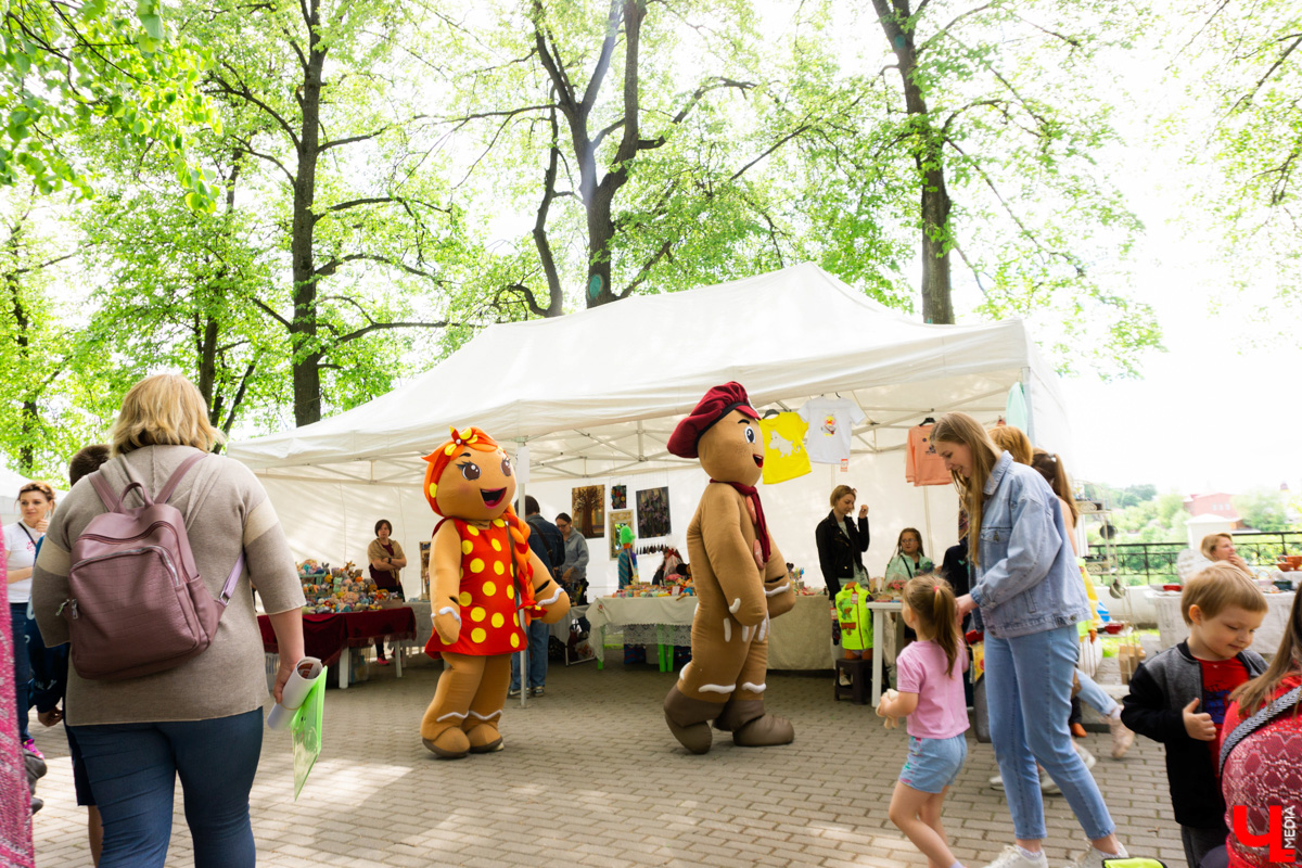 В минувшие выходные «реки» своими «руками» в десятый раз обняли главную туристическую локацию города - парк Пушкина. Более 200 мастеров из нескольких регионов страны представили свои работы на масштабной ярмарке. О хендмейд-находках, привлекших внимание владимирцев, читайте в репортаже «Ключ-Медиа».