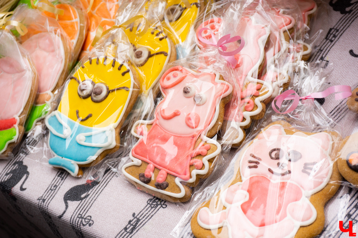 В минувшие выходные «реки» своими «руками» в десятый раз обняли главную туристическую локацию города - парк Пушкина. Более 200 мастеров из нескольких регионов страны представили свои работы на масштабной ярмарке. О хендмейд-находках, привлекших внимание владимирцев, читайте в репортаже «Ключ-Медиа».