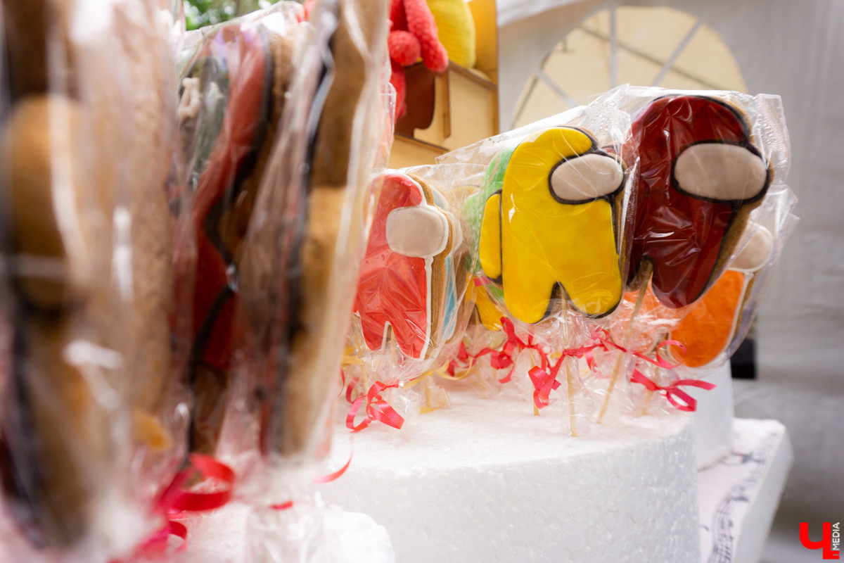 В минувшие выходные «реки» своими «руками» в десятый раз обняли главную туристическую локацию города - парк Пушкина. Более 200 мастеров из нескольких регионов страны представили свои работы на масштабной ярмарке. О хендмейд-находках, привлекших внимание владимирцев, читайте в репортаже «Ключ-Медиа».