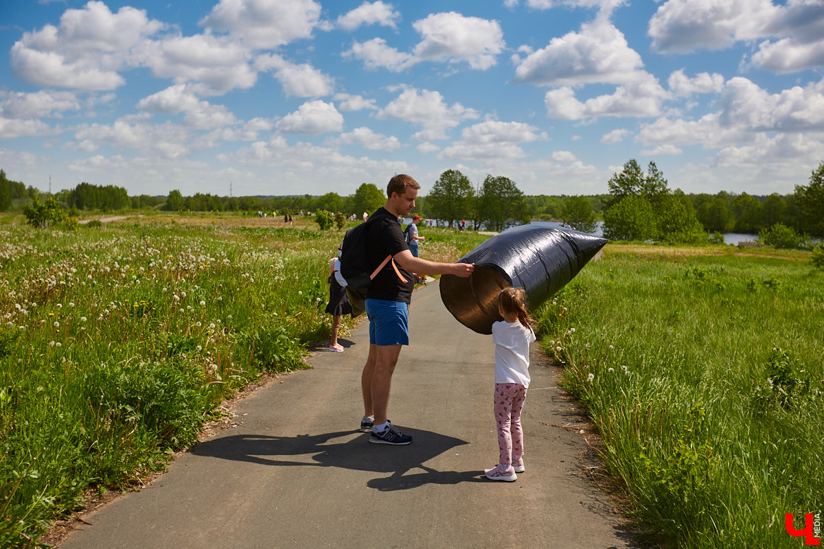 Фестиваль, или барбекю-субботник, «Чистое озеро» становится полезной традицией экоотеля «ВеЛес». Спустя год состоялось второе мероприятие, около сотни желающих очистили берег Запольского. Среди них — охотники и даже йог. Подробнее о здоровом лесном дыхании, 10 белках и 1000 утках на экс-площадке «Территории смыслов» в репортаже «Ключ-Медиа»