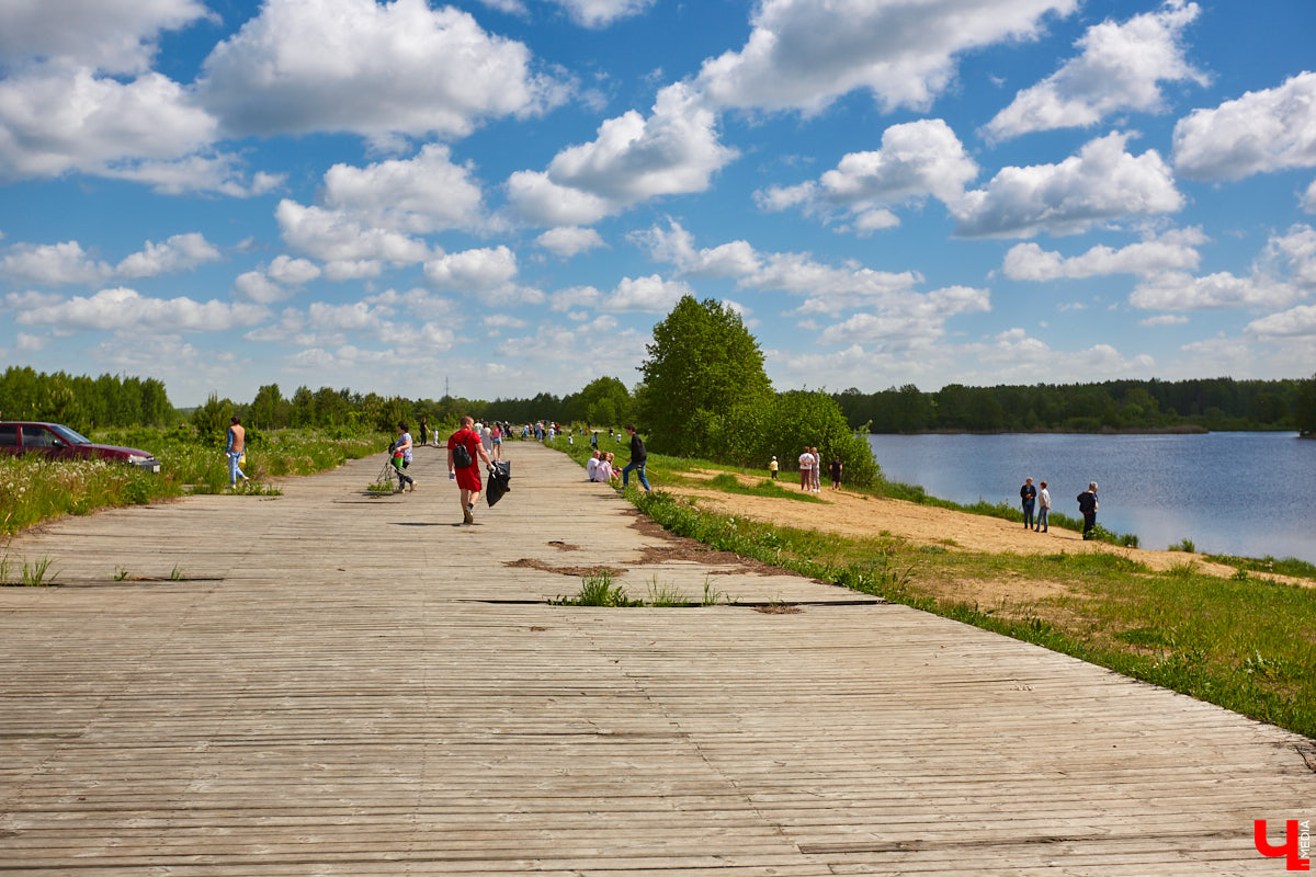 Фестиваль, или барбекю-субботник, «Чистое озеро» становится полезной традицией экоотеля «ВеЛес». Спустя год состоялось второе мероприятие, около сотни желающих очистили берег Запольского. Среди них — охотники и даже йог. Подробнее о здоровом лесном дыхании, 10 белках и 1000 утках на экс-площадке «Территории смыслов» в репортаже «Ключ-Медиа»