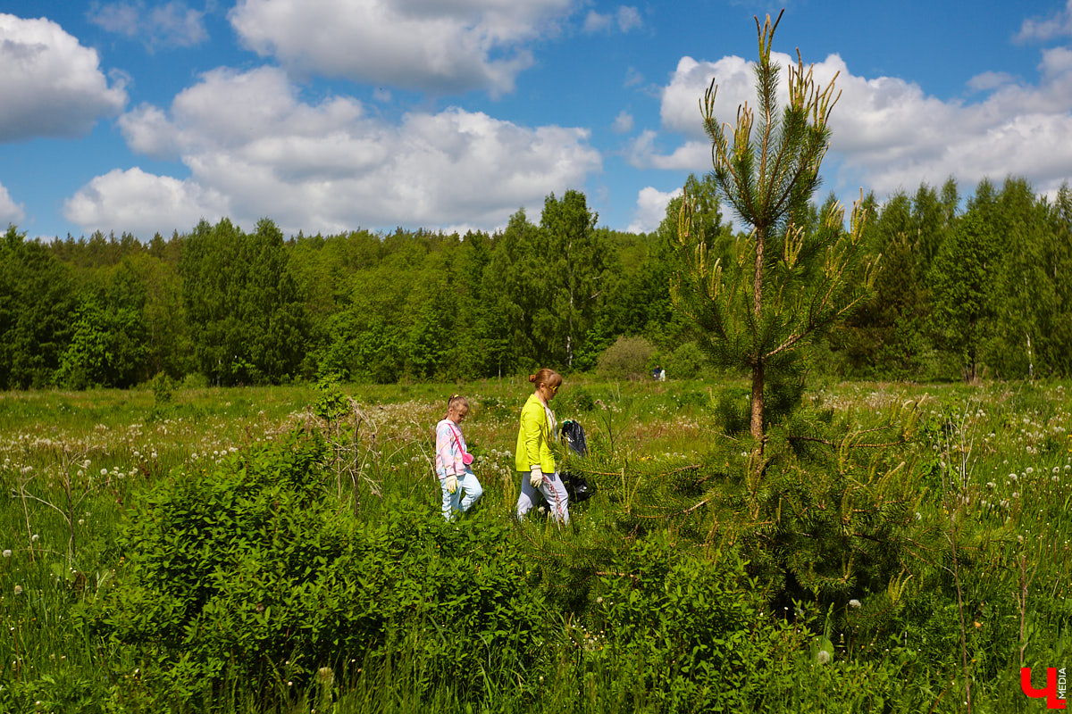 Фестиваль, или барбекю-субботник, «Чистое озеро» становится полезной традицией экоотеля «ВеЛес». Спустя год состоялось второе мероприятие, около сотни желающих очистили берег Запольского. Среди них — охотники и даже йог. Подробнее о здоровом лесном дыхании, 10 белках и 1000 утках на экс-площадке «Территории смыслов» в репортаже «Ключ-Медиа»