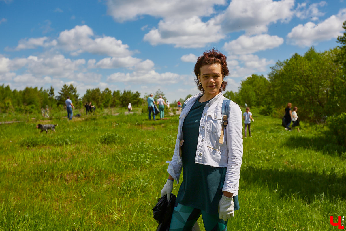 Фестиваль, или барбекю-субботник, «Чистое озеро» становится полезной традицией экоотеля «ВеЛес». Спустя год состоялось второе мероприятие, около сотни желающих очистили берег Запольского. Среди них — охотники и даже йог. Подробнее о здоровом лесном дыхании, 10 белках и 1000 утках на экс-площадке «Территории смыслов» в репортаже «Ключ-Медиа»