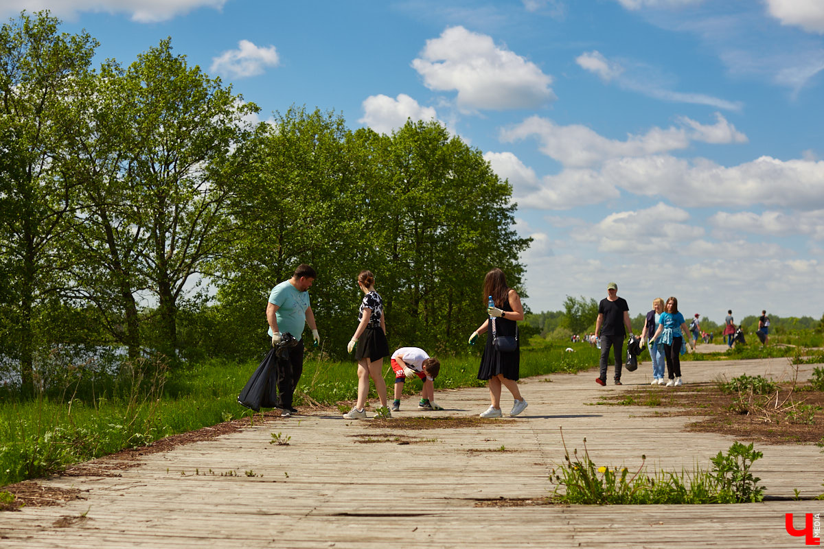 Фестиваль, или барбекю-субботник, «Чистое озеро» становится полезной традицией экоотеля «ВеЛес». Спустя год состоялось второе мероприятие, около сотни желающих очистили берег Запольского. Среди них — охотники и даже йог. Подробнее о здоровом лесном дыхании, 10 белках и 1000 утках на экс-площадке «Территории смыслов» в репортаже «Ключ-Медиа»