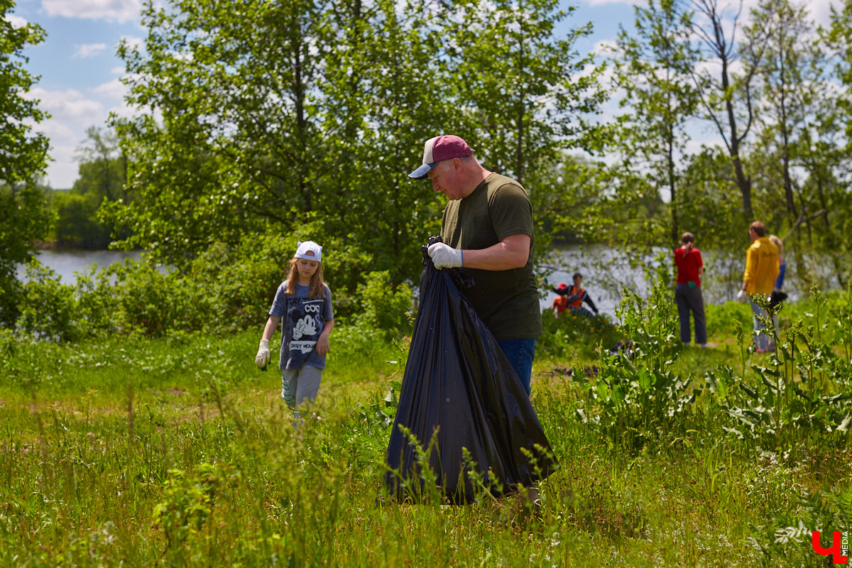 Фестиваль, или барбекю-субботник, «Чистое озеро» становится полезной традицией экоотеля «ВеЛес». Спустя год состоялось второе мероприятие, около сотни желающих очистили берег Запольского. Среди них — охотники и даже йог. Подробнее о здоровом лесном дыхании, 10 белках и 1000 утках на экс-площадке «Территории смыслов» в репортаже «Ключ-Медиа»