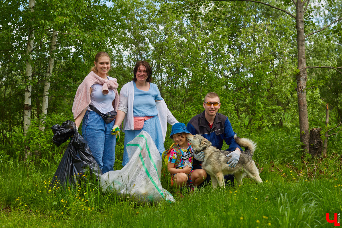 Фестиваль, или барбекю-субботник, «Чистое озеро» становится полезной традицией экоотеля «ВеЛес». Спустя год состоялось второе мероприятие, около сотни желающих очистили берег Запольского. Среди них — охотники и даже йог. Подробнее о здоровом лесном дыхании, 10 белках и 1000 утках на экс-площадке «Территории смыслов» в репортаже «Ключ-Медиа»