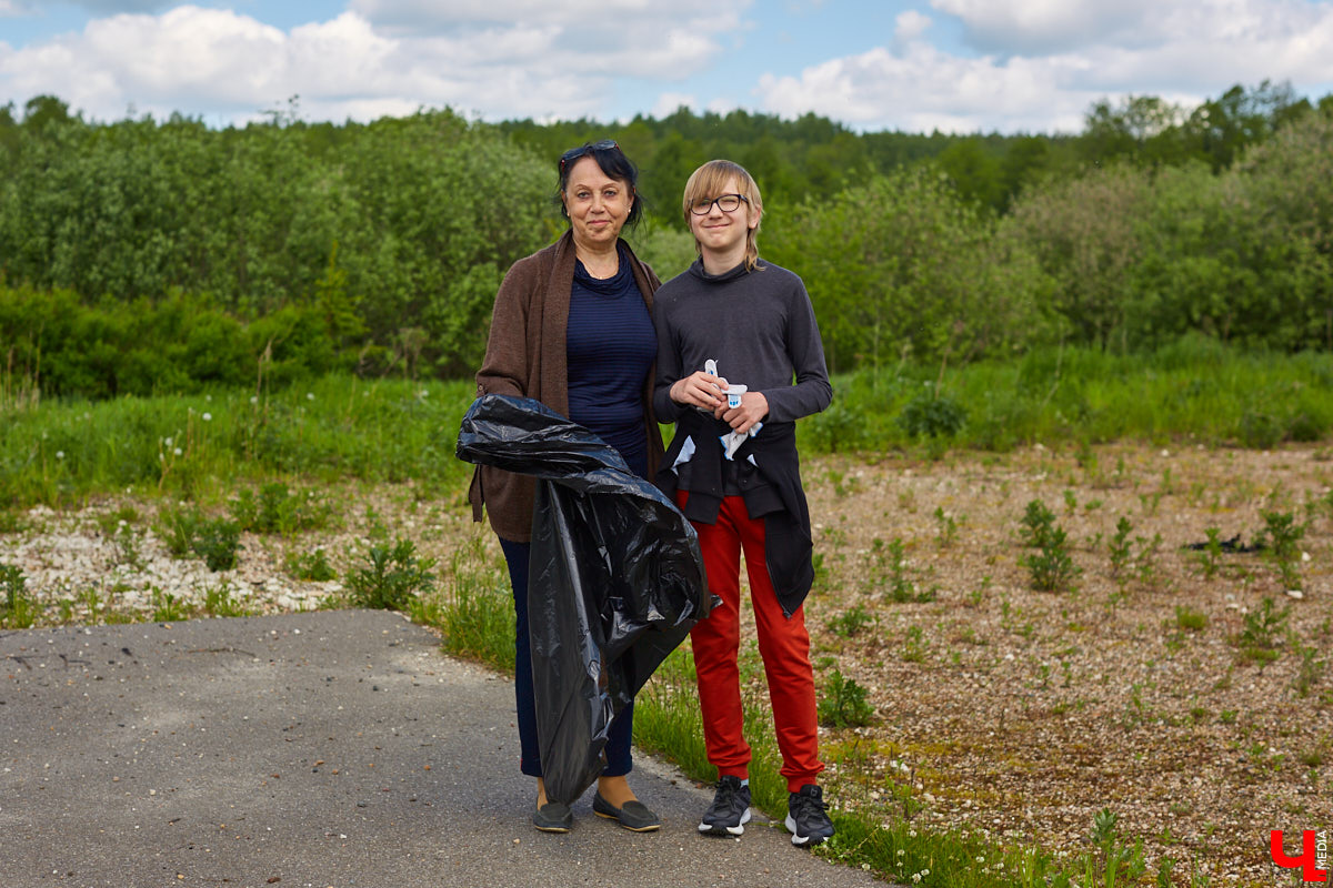 Фестиваль, или барбекю-субботник, «Чистое озеро» становится полезной традицией экоотеля «ВеЛес». Спустя год состоялось второе мероприятие, около сотни желающих очистили берег Запольского. Среди них — охотники и даже йог. Подробнее о здоровом лесном дыхании, 10 белках и 1000 утках на экс-площадке «Территории смыслов» в репортаже «Ключ-Медиа»