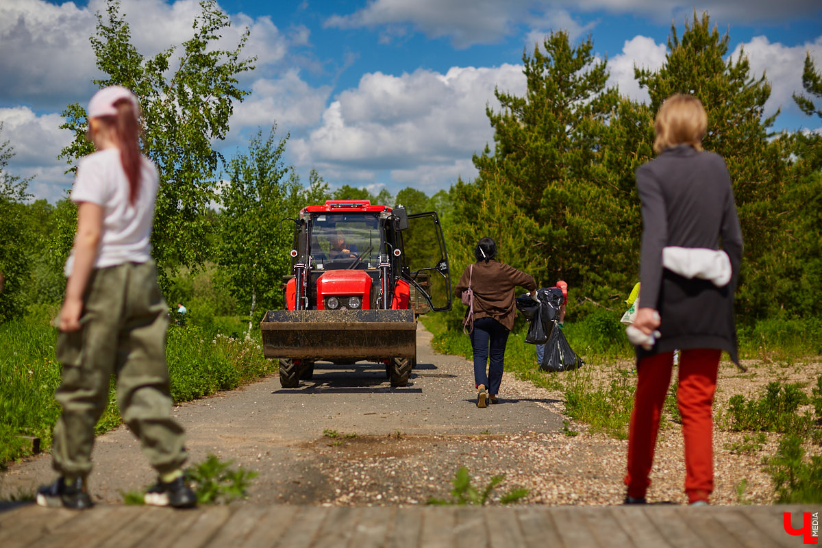 Фестиваль, или барбекю-субботник, «Чистое озеро» становится полезной традицией экоотеля «ВеЛес». Спустя год состоялось второе мероприятие, около сотни желающих очистили берег Запольского. Среди них — охотники и даже йог. Подробнее о здоровом лесном дыхании, 10 белках и 1000 утках на экс-площадке «Территории смыслов» в репортаже «Ключ-Медиа»