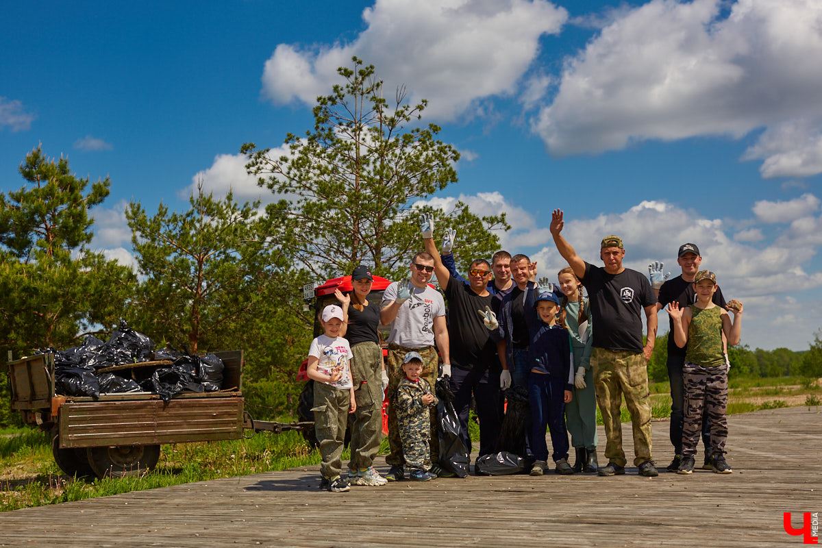 Фестиваль, или барбекю-субботник, «Чистое озеро» становится полезной традицией экоотеля «ВеЛес». Спустя год состоялось второе мероприятие, около сотни желающих очистили берег Запольского. Среди них — охотники и даже йог. Подробнее о здоровом лесном дыхании, 10 белках и 1000 утках на экс-площадке «Территории смыслов» в репортаже «Ключ-Медиа»