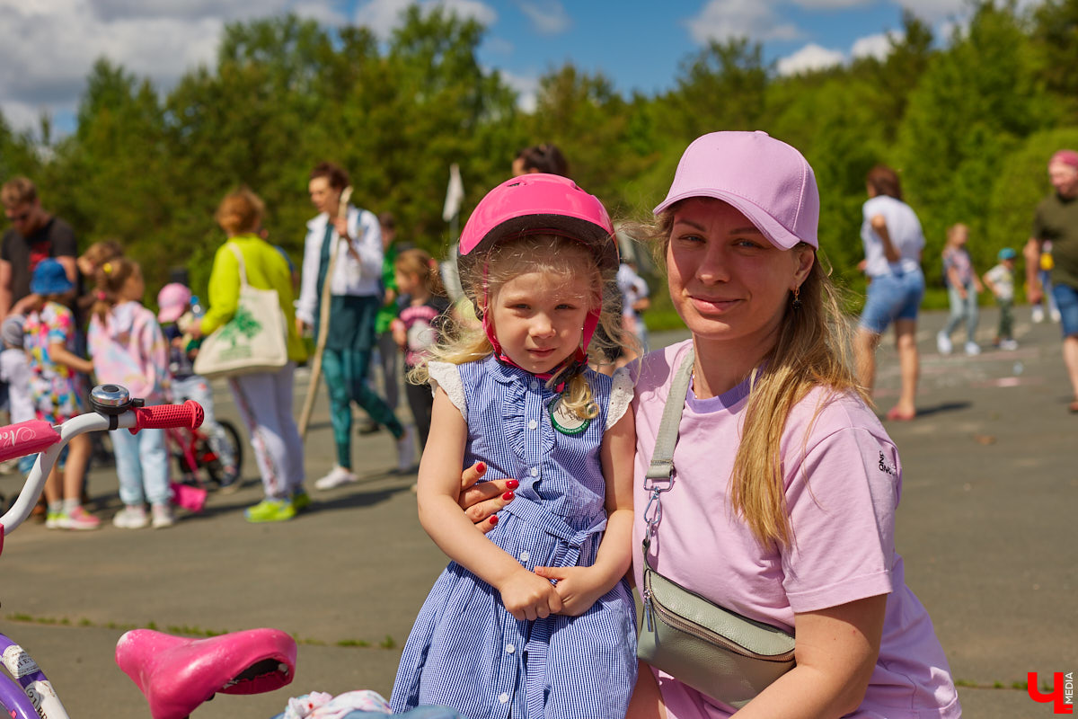 Фестиваль, или барбекю-субботник, «Чистое озеро» становится полезной традицией экоотеля «ВеЛес». Спустя год состоялось второе мероприятие, около сотни желающих очистили берег Запольского. Среди них — охотники и даже йог. Подробнее о здоровом лесном дыхании, 10 белках и 1000 утках на экс-площадке «Территории смыслов» в репортаже «Ключ-Медиа»