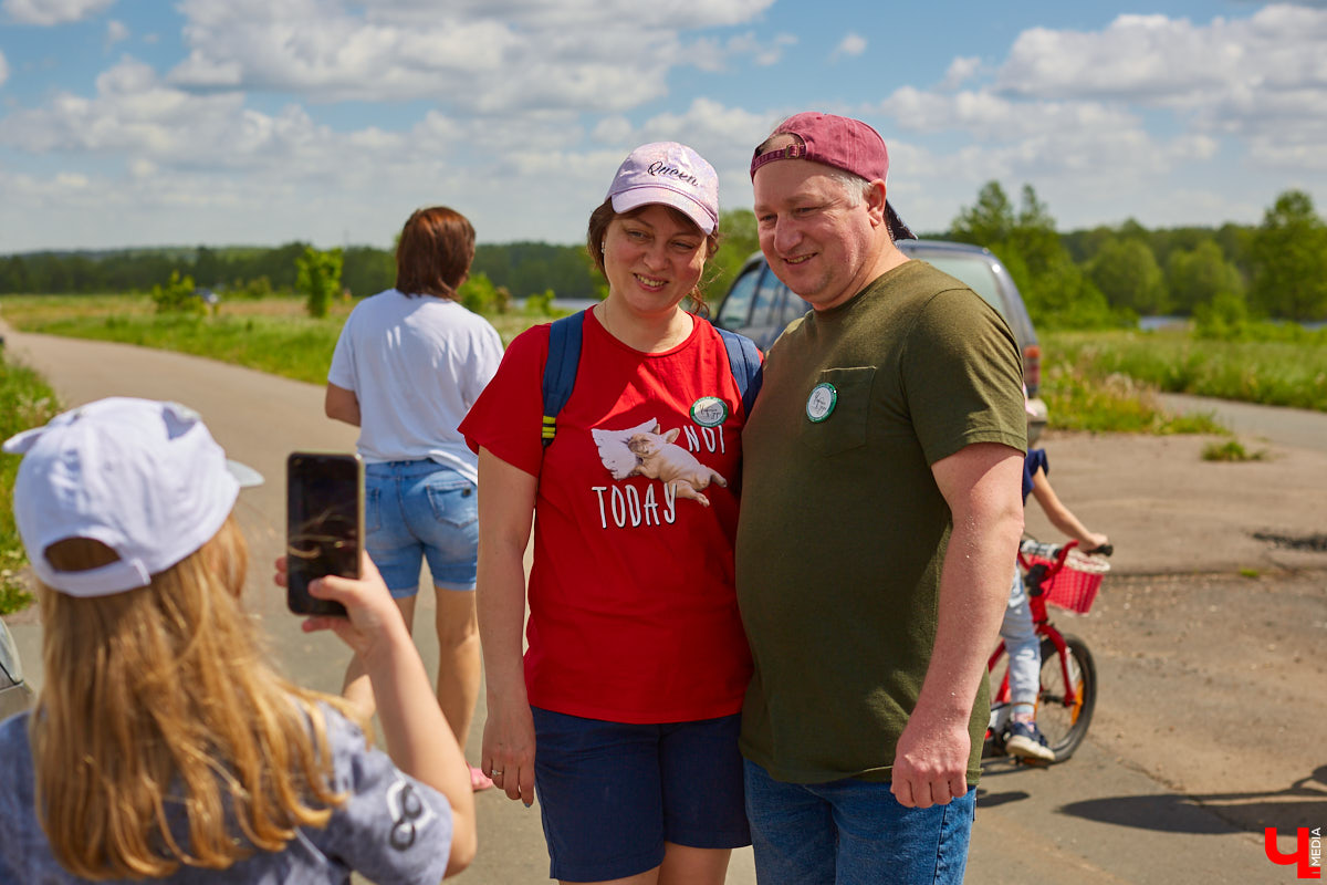 Фестиваль, или барбекю-субботник, «Чистое озеро» становится полезной традицией экоотеля «ВеЛес». Спустя год состоялось второе мероприятие, около сотни желающих очистили берег Запольского. Среди них — охотники и даже йог. Подробнее о здоровом лесном дыхании, 10 белках и 1000 утках на экс-площадке «Территории смыслов» в репортаже «Ключ-Медиа»