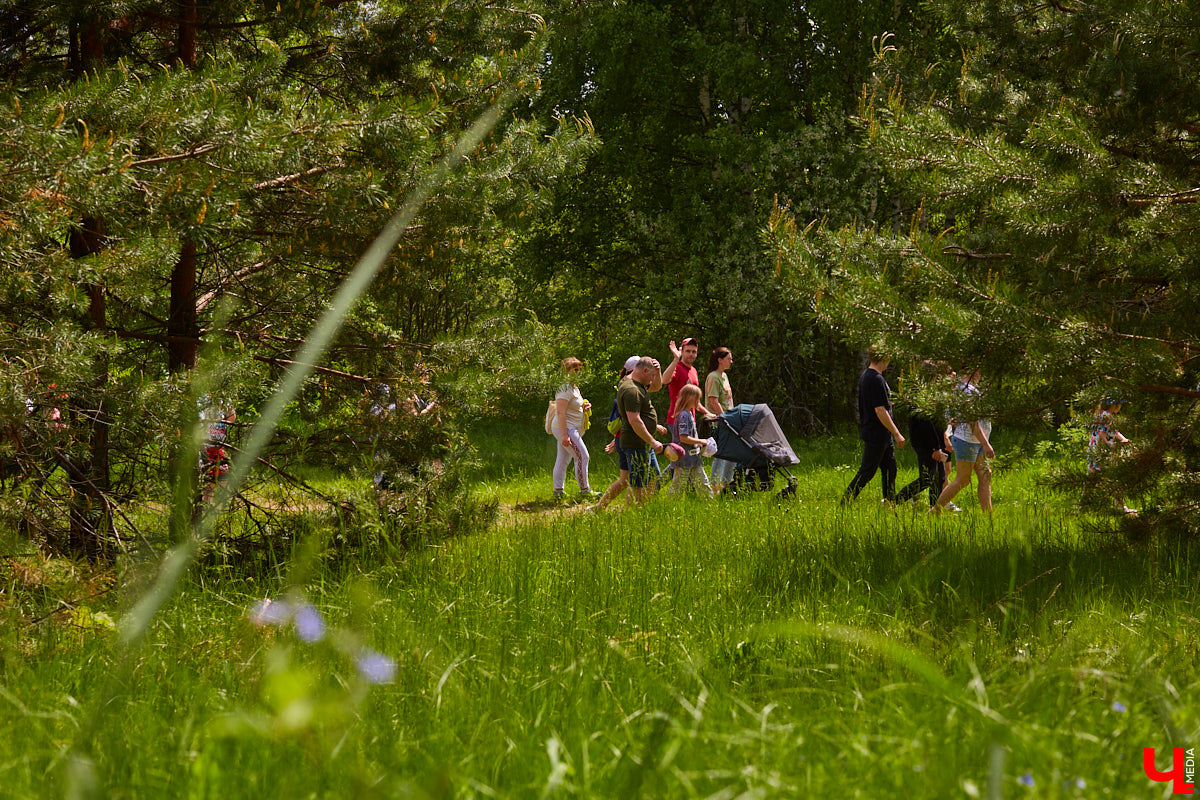 Фестиваль, или барбекю-субботник, «Чистое озеро» становится полезной традицией экоотеля «ВеЛес». Спустя год состоялось второе мероприятие, около сотни желающих очистили берег Запольского. Среди них — охотники и даже йог. Подробнее о здоровом лесном дыхании, 10 белках и 1000 утках на экс-площадке «Территории смыслов» в репортаже «Ключ-Медиа»