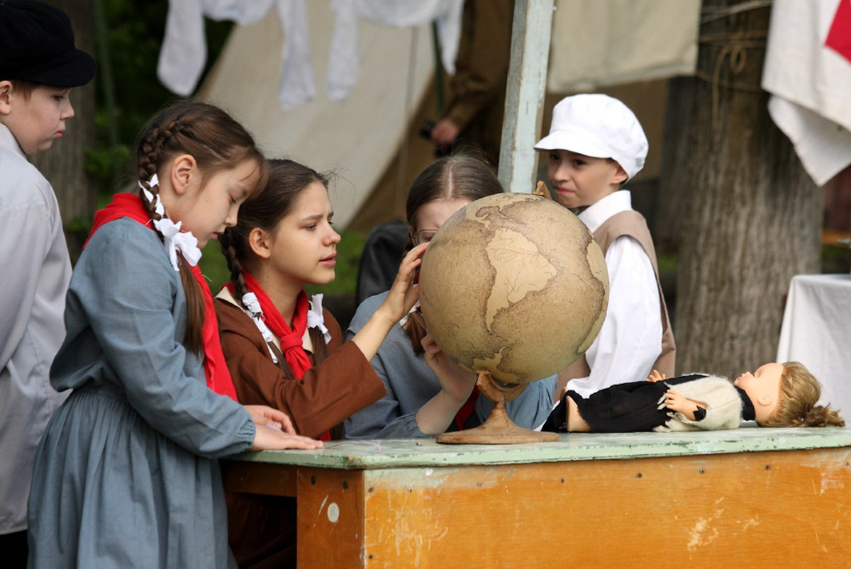 Сразу на пять часов центральный бульвар города оружейников переместился во времени. Ковров благодаря исторической реконструкции вернулся в 40-е годы, подарив местным жителям спокойные прогулки по парку довоенного времени и радость Победы. На площадках было разыграно более 60 сцен.