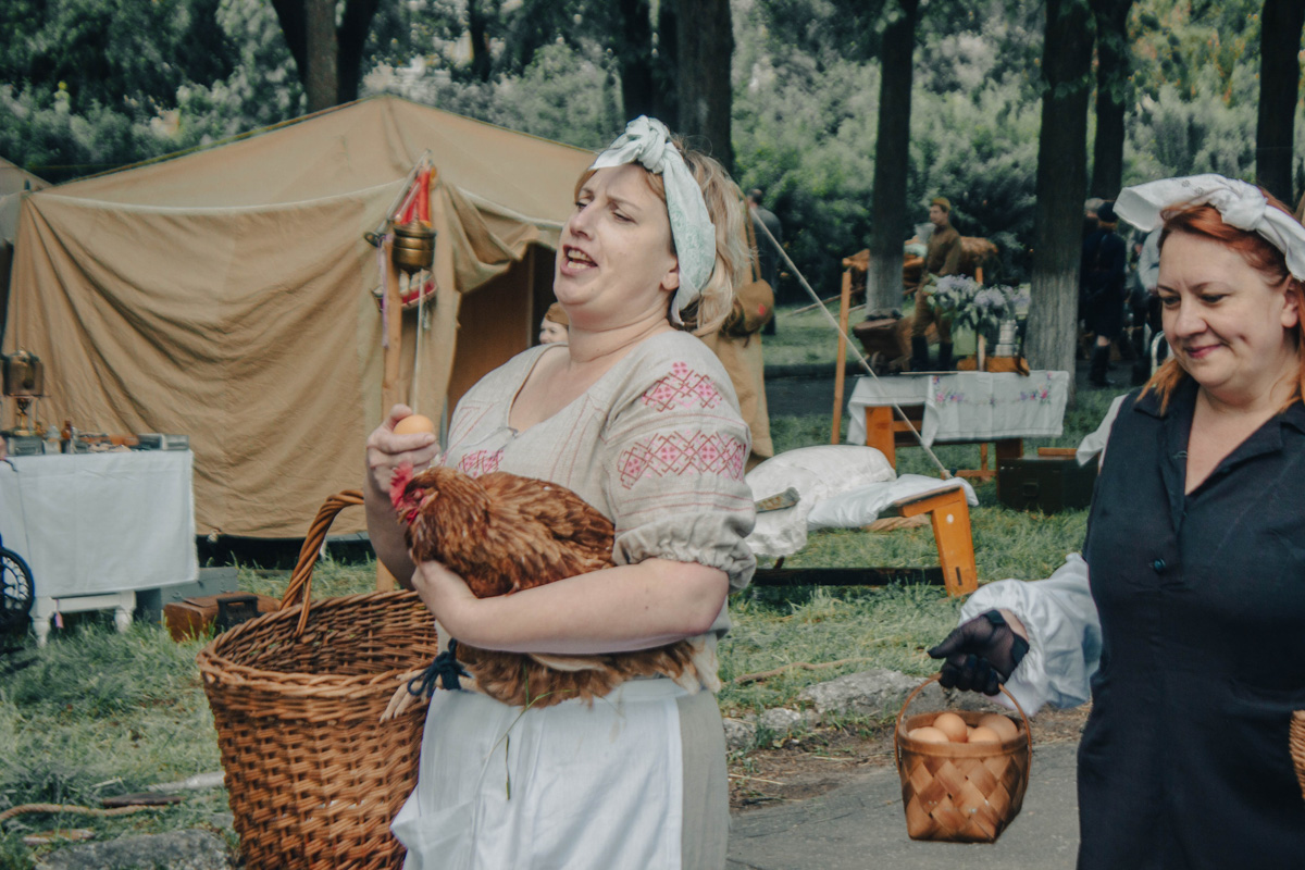 Сразу на пять часов центральный бульвар города оружейников переместился во времени. Ковров благодаря исторической реконструкции вернулся в 40-е годы, подарив местным жителям спокойные прогулки по парку довоенного времени и радость Победы. На площадках было разыграно более 60 сцен.