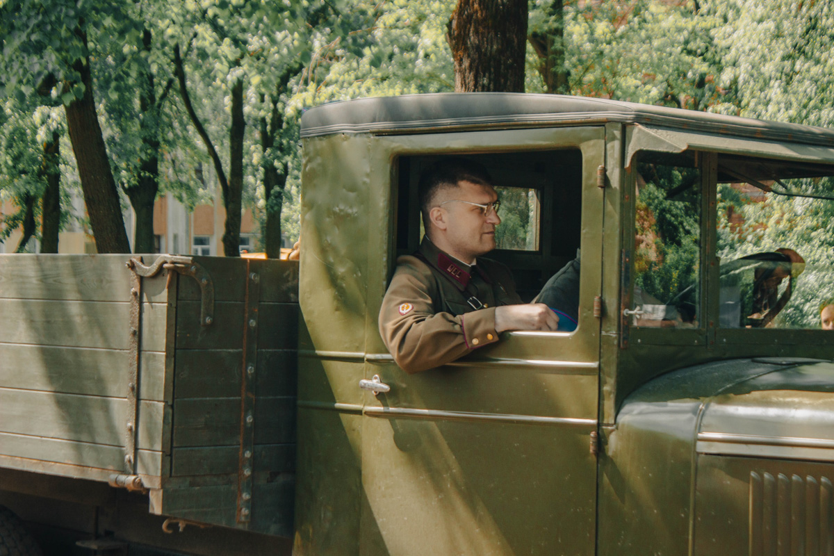 Сразу на пять часов центральный бульвар города оружейников переместился во времени. Ковров благодаря исторической реконструкции вернулся в 40-е годы, подарив местным жителям спокойные прогулки по парку довоенного времени и радость Победы. На площадках было разыграно более 60 сцен.