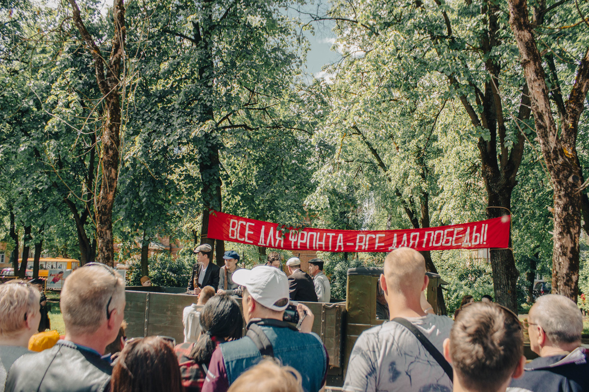 Сразу на пять часов центральный бульвар города оружейников переместился во времени. Ковров благодаря исторической реконструкции вернулся в 40-е годы, подарив местным жителям спокойные прогулки по парку довоенного времени и радость Победы. На площадках было разыграно более 60 сцен.