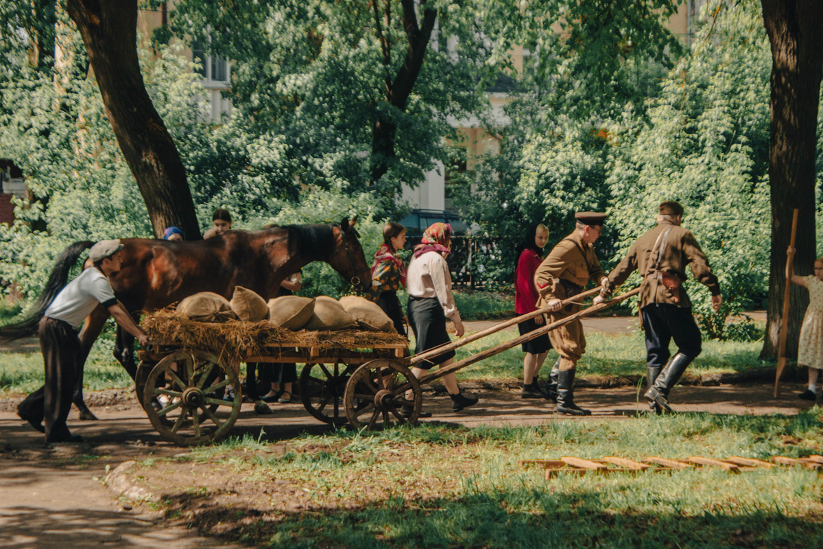 Сразу на пять часов центральный бульвар города оружейников переместился во времени. Ковров благодаря исторической реконструкции вернулся в 40-е годы, подарив местным жителям спокойные прогулки по парку довоенного времени и радость Победы. На площадках было разыграно более 60 сцен.