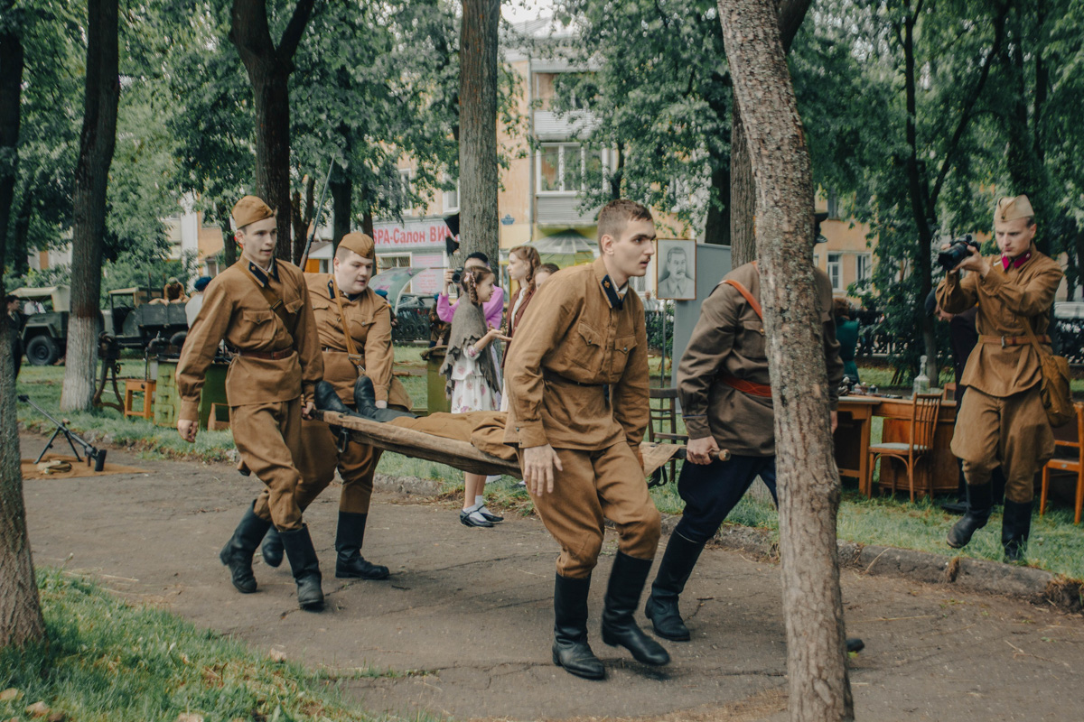 Сразу на пять часов центральный бульвар города оружейников переместился во времени. Ковров благодаря исторической реконструкции вернулся в 40-е годы, подарив местным жителям спокойные прогулки по парку довоенного времени и радость Победы. На площадках было разыграно более 60 сцен.
