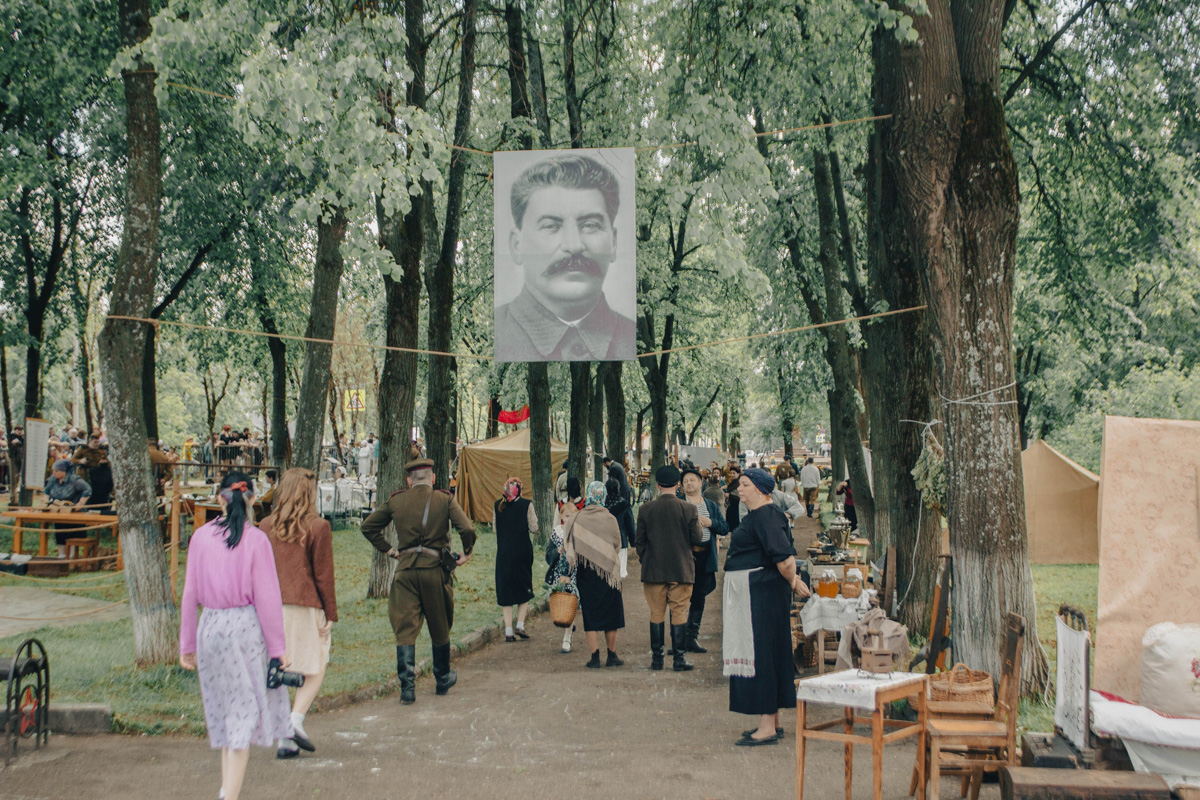 Сразу на пять часов центральный бульвар города оружейников переместился во времени. Ковров благодаря исторической реконструкции вернулся в 40-е годы, подарив местным жителям спокойные прогулки по парку довоенного времени и радость Победы. На площадках было разыграно более 60 сцен.