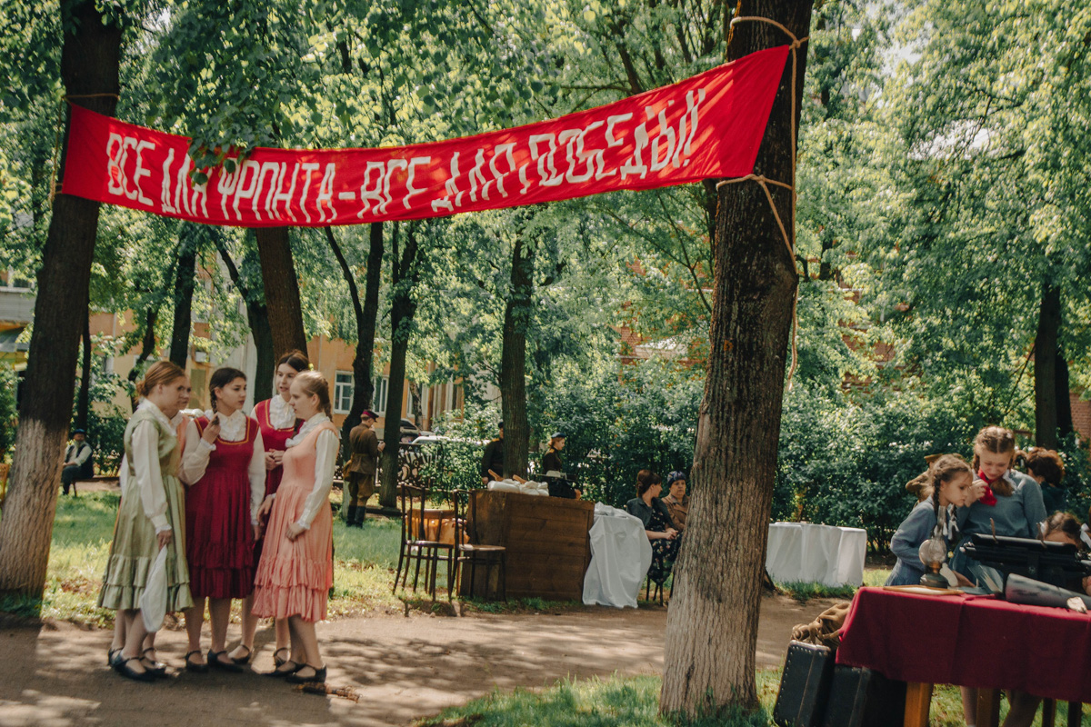 Сразу на пять часов центральный бульвар города оружейников переместился во времени. Ковров благодаря исторической реконструкции вернулся в 40-е годы, подарив местным жителям спокойные прогулки по парку довоенного времени и радость Победы. На площадках было разыграно более 60 сцен.
