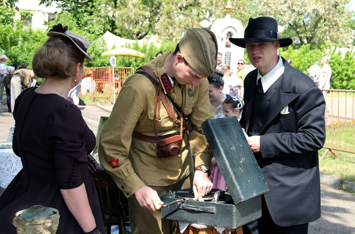 Сразу на пять часов центральный бульвар города оружейников переместился во времени. Ковров благодаря исторической реконструкции вернулся в 40-е годы, подарив местным жителям спокойные прогулки по парку довоенного времени и радость Победы. На площадках было разыграно более 60 сцен.