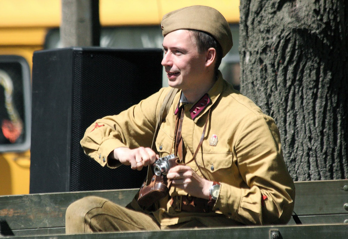 Сразу на пять часов центральный бульвар города оружейников переместился во времени. Ковров благодаря исторической реконструкции вернулся в 40-е годы, подарив местным жителям спокойные прогулки по парку довоенного времени и радость Победы. На площадках было разыграно более 60 сцен.