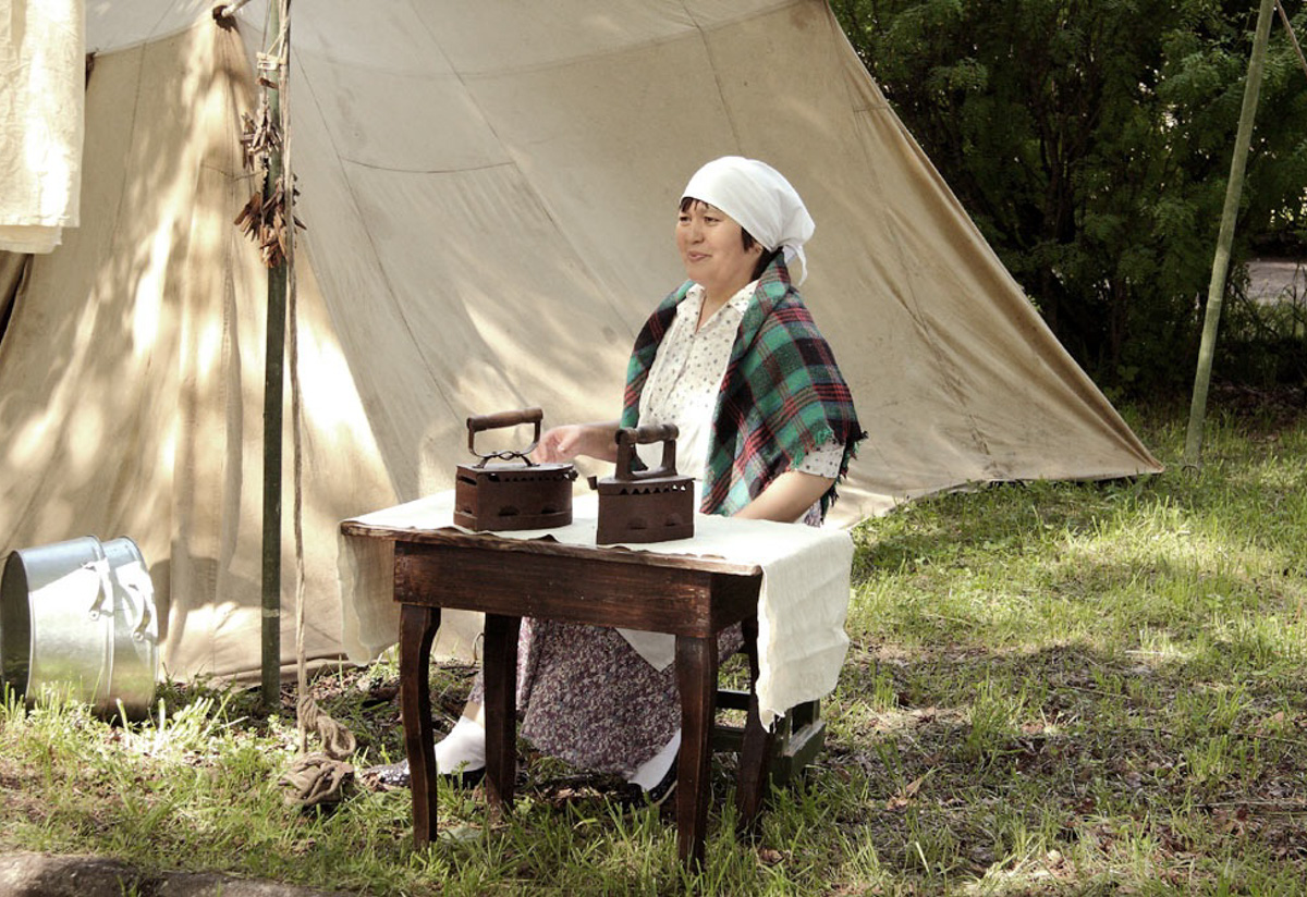 Сразу на пять часов центральный бульвар города оружейников переместился во времени. Ковров благодаря исторической реконструкции вернулся в 40-е годы, подарив местным жителям спокойные прогулки по парку довоенного времени и радость Победы. На площадках было разыграно более 60 сцен.