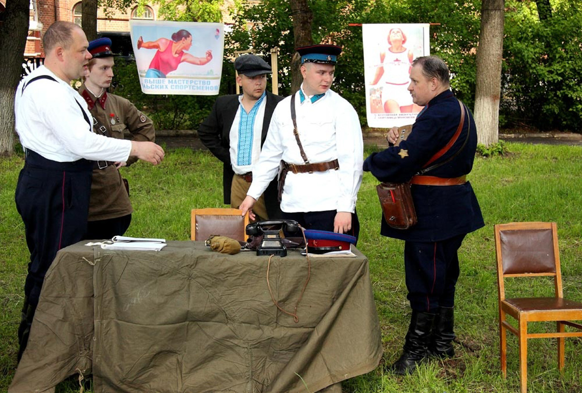 Сразу на пять часов центральный бульвар города оружейников переместился во времени. Ковров благодаря исторической реконструкции вернулся в 40-е годы, подарив местным жителям спокойные прогулки по парку довоенного времени и радость Победы. На площадках было разыграно более 60 сцен.