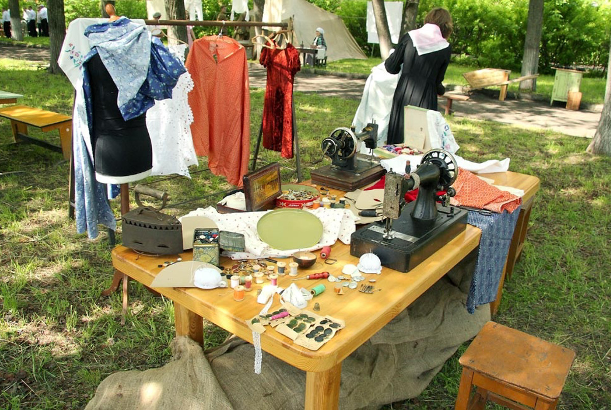 Сразу на пять часов центральный бульвар города оружейников переместился во времени. Ковров благодаря исторической реконструкции вернулся в 40-е годы, подарив местным жителям спокойные прогулки по парку довоенного времени и радость Победы. На площадках было разыграно более 60 сцен.