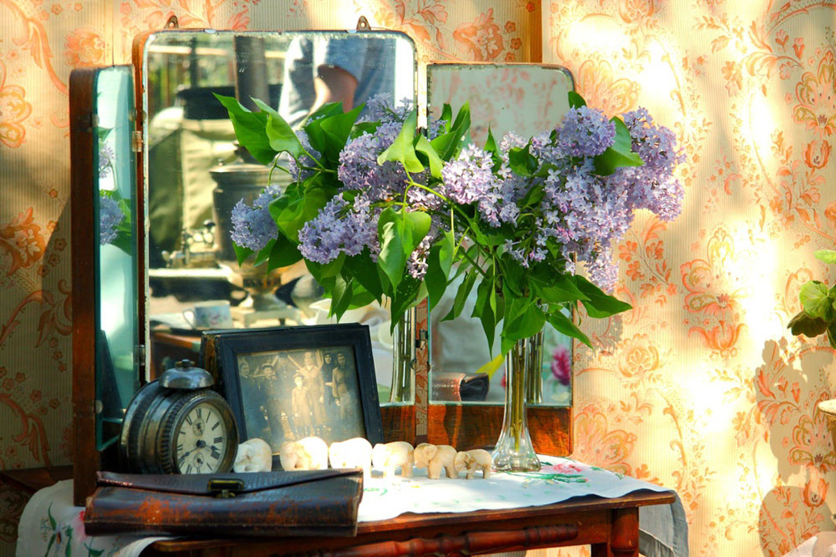 Сразу на пять часов центральный бульвар города оружейников переместился во времени. Ковров благодаря исторической реконструкции вернулся в 40-е годы, подарив местным жителям спокойные прогулки по парку довоенного времени и радость Победы. На площадках было разыграно более 60 сцен.