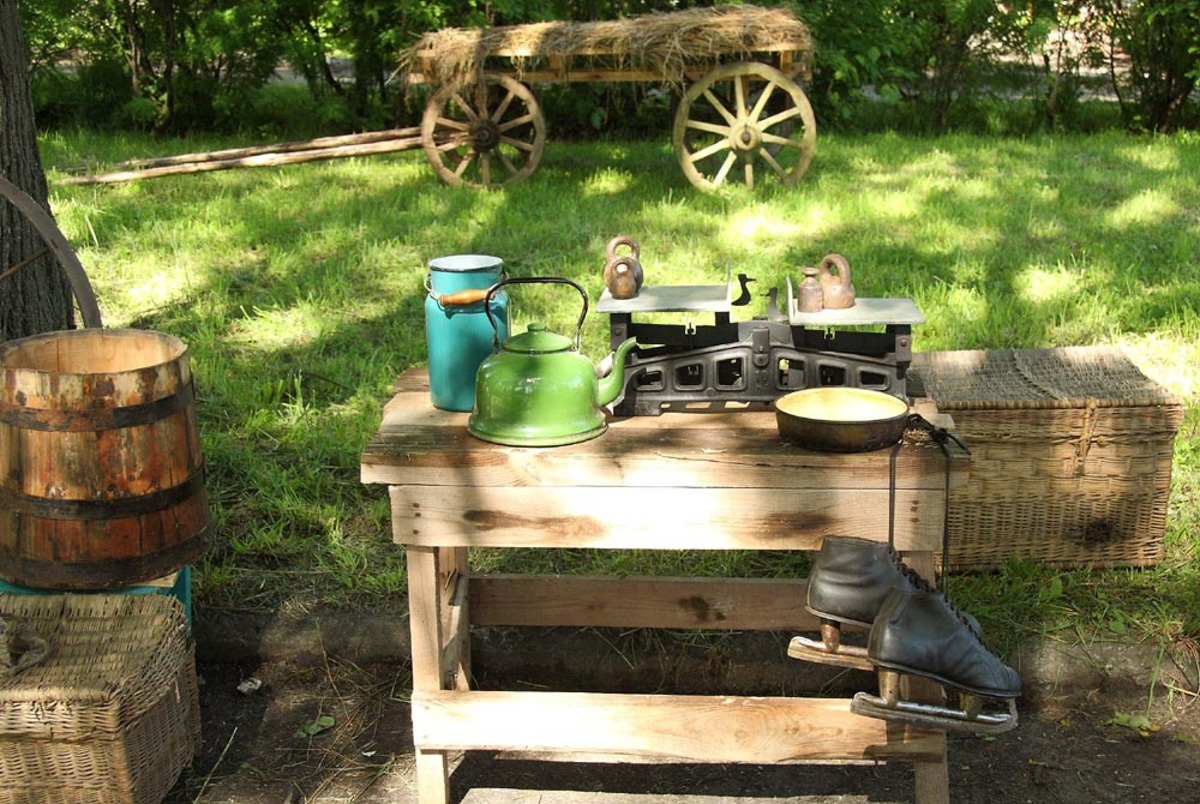 Сразу на пять часов центральный бульвар города оружейников переместился во времени. Ковров благодаря исторической реконструкции вернулся в 40-е годы, подарив местным жителям спокойные прогулки по парку довоенного времени и радость Победы. На площадках было разыграно более 60 сцен.