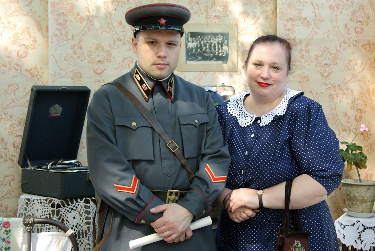 Сразу на пять часов центральный бульвар города оружейников переместился во времени. Ковров благодаря исторической реконструкции вернулся в 40-е годы, подарив местным жителям спокойные прогулки по парку довоенного времени и радость Победы. На площадках было разыграно более 60 сцен.