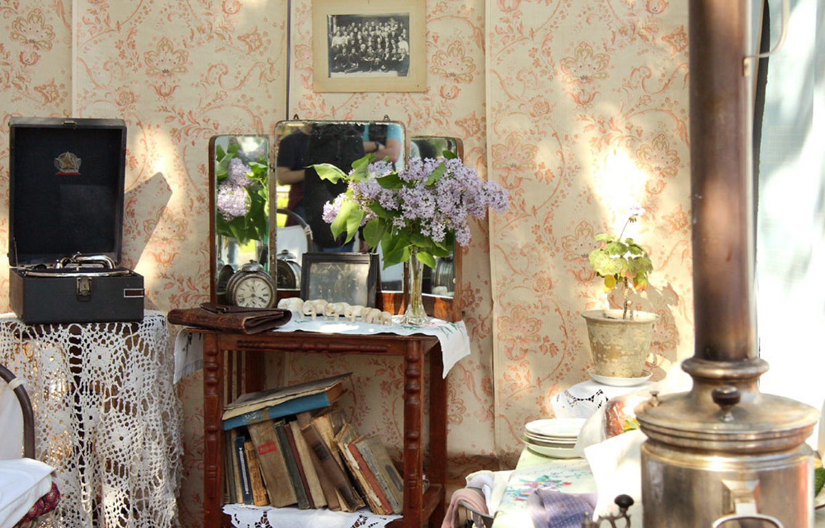 Сразу на пять часов центральный бульвар города оружейников переместился во времени. Ковров благодаря исторической реконструкции вернулся в 40-е годы, подарив местным жителям спокойные прогулки по парку довоенного времени и радость Победы. На площадках было разыграно более 60 сцен.