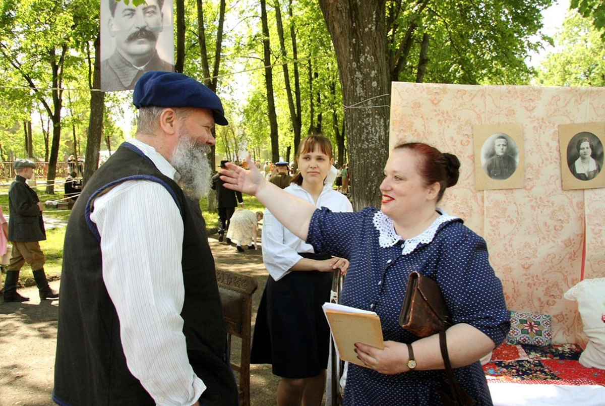 Сразу на пять часов центральный бульвар города оружейников переместился во времени. Ковров благодаря исторической реконструкции вернулся в 40-е годы, подарив местным жителям спокойные прогулки по парку довоенного времени и радость Победы. На площадках было разыграно более 60 сцен.