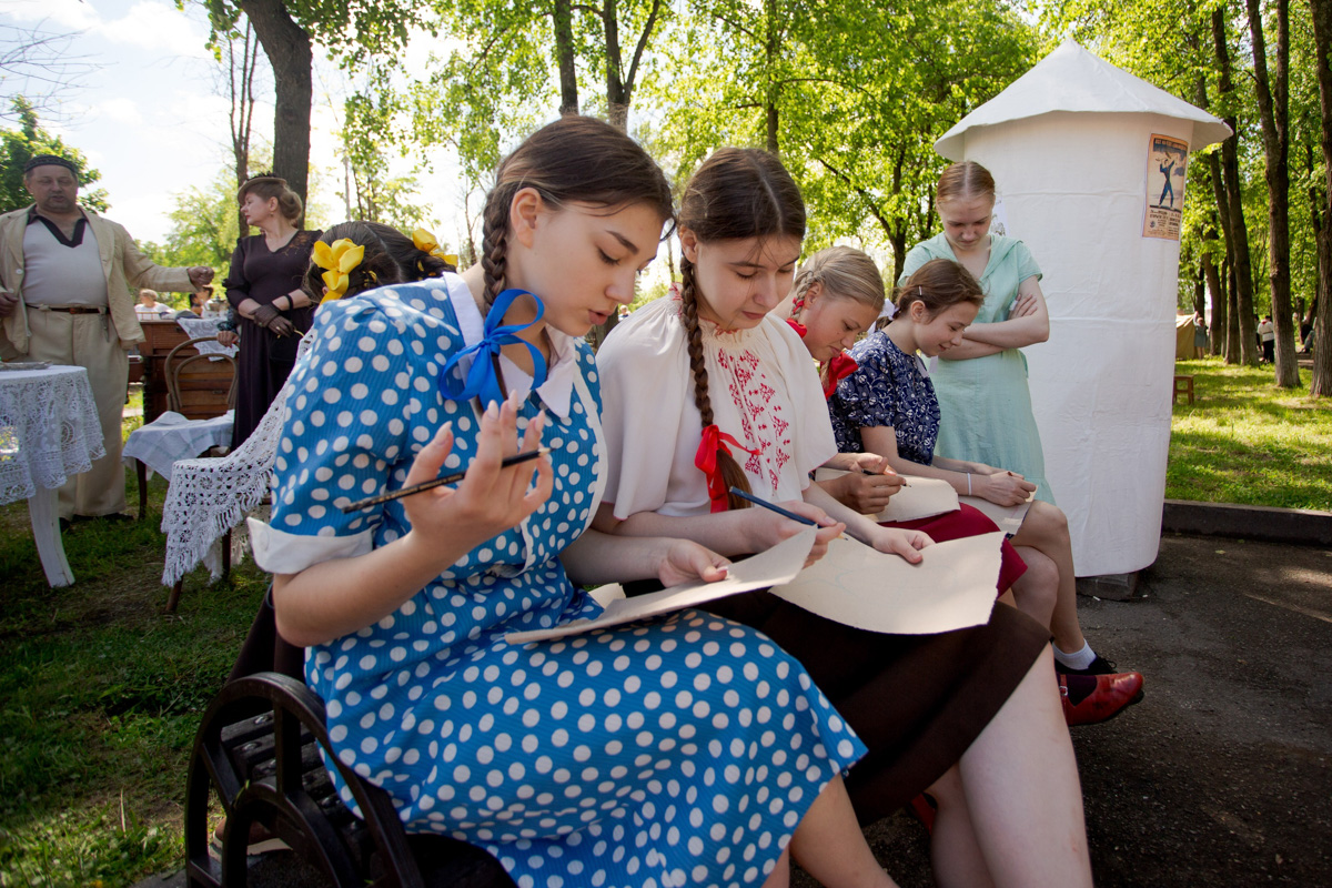 Сразу на пять часов центральный бульвар города оружейников переместился во времени. Ковров благодаря исторической реконструкции вернулся в 40-е годы, подарив местным жителям спокойные прогулки по парку довоенного времени и радость Победы. На площадках было разыграно более 60 сцен.