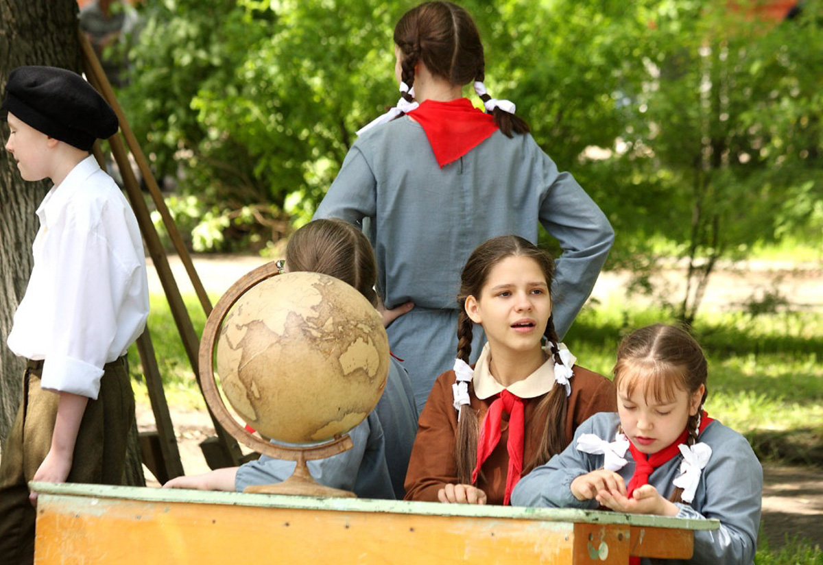 Сразу на пять часов центральный бульвар города оружейников переместился во времени. Ковров благодаря исторической реконструкции вернулся в 40-е годы, подарив местным жителям спокойные прогулки по парку довоенного времени и радость Победы. На площадках было разыграно более 60 сцен.