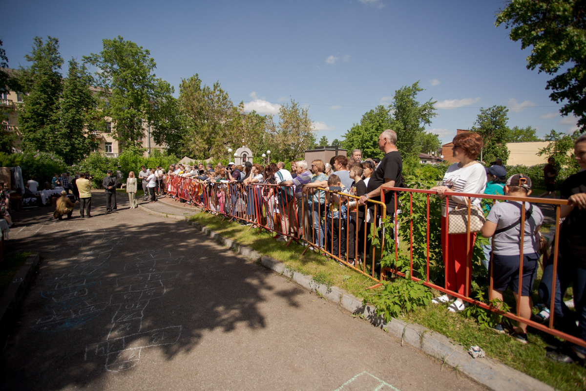 Сразу на пять часов центральный бульвар города оружейников переместился во времени. Ковров благодаря исторической реконструкции вернулся в 40-е годы, подарив местным жителям спокойные прогулки по парку довоенного времени и радость Победы. На площадках было разыграно более 60 сцен.