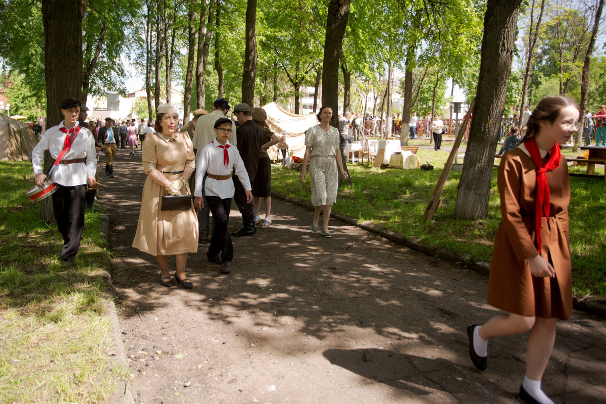 Сразу на пять часов центральный бульвар города оружейников переместился во времени. Ковров благодаря исторической реконструкции вернулся в 40-е годы, подарив местным жителям спокойные прогулки по парку довоенного времени и радость Победы. На площадках было разыграно более 60 сцен.