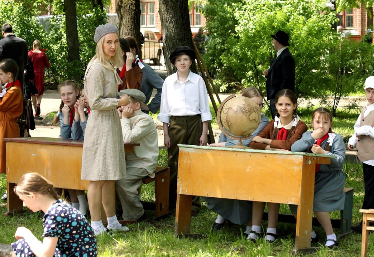 Сразу на пять часов центральный бульвар города оружейников переместился во времени. Ковров благодаря исторической реконструкции вернулся в 40-е годы, подарив местным жителям спокойные прогулки по парку довоенного времени и радость Победы. На площадках было разыграно более 60 сцен.