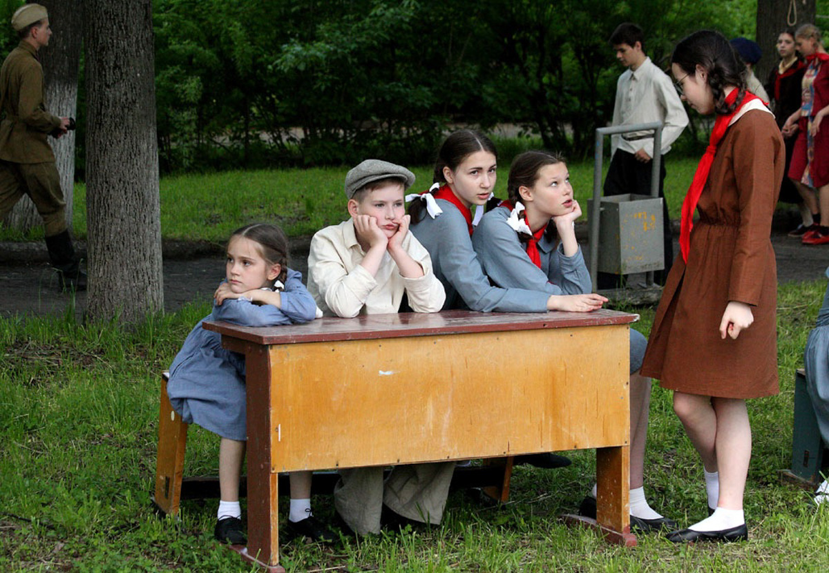 Сразу на пять часов центральный бульвар города оружейников переместился во времени. Ковров благодаря исторической реконструкции вернулся в 40-е годы, подарив местным жителям спокойные прогулки по парку довоенного времени и радость Победы. На площадках было разыграно более 60 сцен.