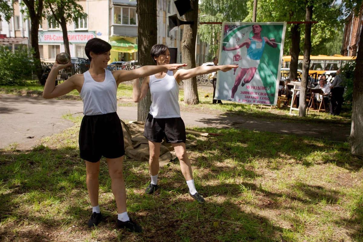 Сразу на пять часов центральный бульвар города оружейников переместился во времени. Ковров благодаря исторической реконструкции вернулся в 40-е годы, подарив местным жителям спокойные прогулки по парку довоенного времени и радость Победы. На площадках было разыграно более 60 сцен.