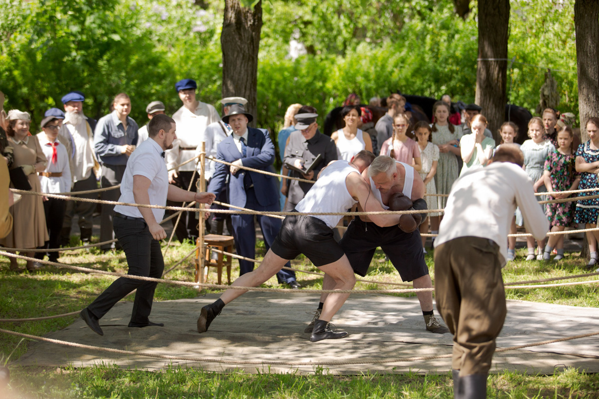 Сразу на пять часов центральный бульвар города оружейников переместился во времени. Ковров благодаря исторической реконструкции вернулся в 40-е годы, подарив местным жителям спокойные прогулки по парку довоенного времени и радость Победы. На площадках было разыграно более 60 сцен.