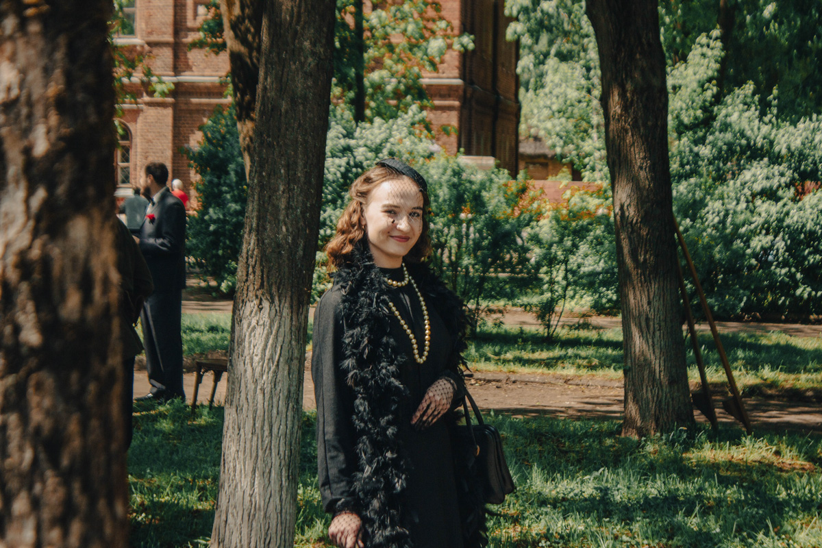 Сразу на пять часов центральный бульвар города оружейников переместился во времени. Ковров благодаря исторической реконструкции вернулся в 40-е годы, подарив местным жителям спокойные прогулки по парку довоенного времени и радость Победы. На площадках было разыграно более 60 сцен.