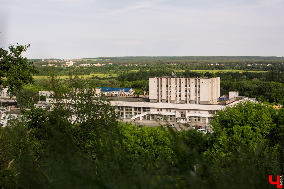 В начале июня Александр Авдеев анонсировал немало масштабных и скорых открытий: лыжероллерная трасса в Александрове, горнолыжная во Владимире, аквапарк в Суздале. И это далеко не все! Рассказываем о спортивно-интерактивных (и не только) точках, появления или реконструкции которых 33-й регион ожидает давно.